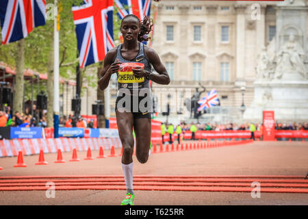 London, Großbritannien. 28. April 2019. Vivian Cheruiyot kommt an zweiter Stelle im Rennen der Frauen. Die Mall mit der Ziellinie, Elite Männer und Frauen Rennen. Top Läufer der Welt wieder zusammenbauen in für den London Marathon, der 39 Rennen zu bestreiten. Credit: Imageplotter/Alamy leben Nachrichten Stockfoto
