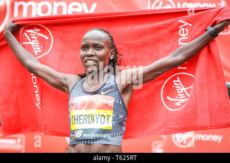 London, Großbritannien. 28. April 2019. Vivian Cheruiyot kommt an zweiter Stelle im Rennen der Frauen. Die Mall mit der Ziellinie, Elite Männer und Frauen Rennen. Top Läufer der Welt wieder zusammenbauen in für den London Marathon, der 39 Rennen zu bestreiten. Credit: Imageplotter/Alamy leben Nachrichten Stockfoto