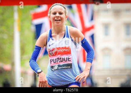 London, Großbritannien. 28. April 2019. Britischer Läufer Charlotte Purdue kommt 10. im Rennen der Frauen und ist mit ihrer Leistung zufrieden. Elite Männer und Frauen Rennen. Top Läufer der Welt wieder zusammenbauen in für den London Marathon, der 39 Rennen zu bestreiten. Credit: Imageplotter/Alamy leben Nachrichten Stockfoto