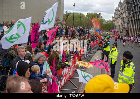 Aussterben Rebellion, die die Läufer an den London Marathon 2019 Stockfoto