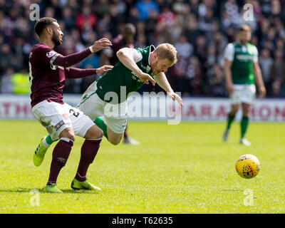 Ostern Road, Edinburgh, Großbritannien. 28 Apr, 2019. Ladbrokes Premiership Fußball, Hibernian versus Herz von Midlothian; Jake Mulraney der Herzen fouls Daryl Horgan von Hibernian Credit: Aktion plus Sport/Alamy leben Nachrichten Stockfoto