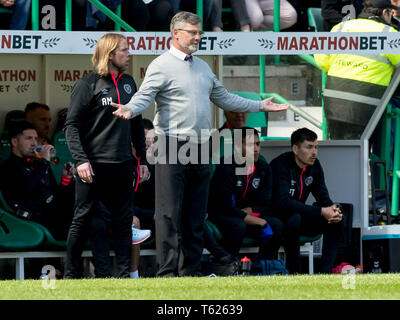 Ostern Road, Edinburgh, Großbritannien. 28 Apr, 2019. Ladbrokes Premiership Fußball, Hibernian versus Herz von Midlothian; Craig Levein Manager von Herzen auf dem touhline Credit: Aktion plus Sport/Alamy leben Nachrichten Stockfoto