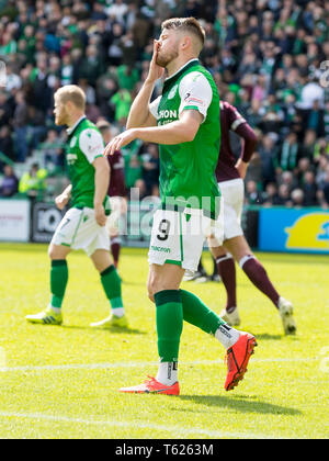 Ostern Road, Edinburgh, Großbritannien. 28 Apr, 2019. Ladbrokes Premiership Fußball, Hibernian versus Herz von Midlothian; Niedergeschlagenheit für Marc McNulty von Hibernian nach seiner Strafe Credit verpassen: Aktion plus Sport/Alamy leben Nachrichten Stockfoto