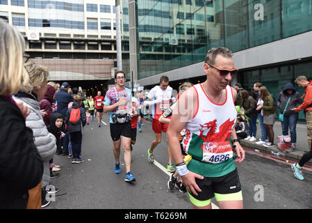 London, Großbritannien. 28. April 2019. Die jährlichen Virgin Money London Marathon läuft von Greenwich auf der Mall zu beenden. Quelle: Matthew Chattle/Alamy leben Nachrichten Stockfoto