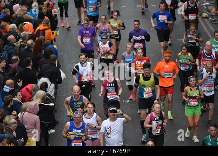 London, Großbritannien. 28. April 2019. Die jährlichen Virgin Money London Marathon läuft von Greenwich auf der Mall zu beenden. Quelle: Matthew Chattle/Alamy leben Nachrichten Stockfoto