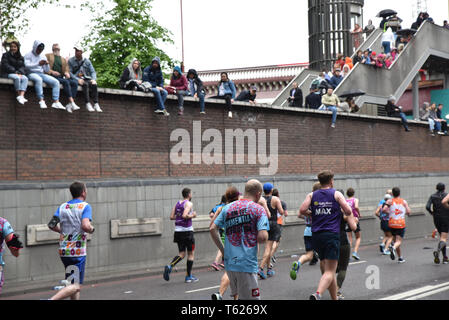 London, Großbritannien. 28. April 2019. Die jährlichen Virgin Money London Marathon läuft von Greenwich auf der Mall zu beenden. Quelle: Matthew Chattle/Alamy leben Nachrichten Stockfoto