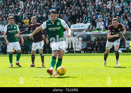 Edinburgh, Großbritannien. 28 Apr, 2019. Ladbrokes schottischen Premiereship - Hibernian v Herz von Midlothian. Easter Road Stadium, Edinburgh, Midlothian, Großbritannien. 28.04.2019. Bild zeigt: Hibs' Stürmer, Marc McNulty, blasts Breite vom Elfmeterpunkt an seine Seite, die Leitung während der zweiten Hälfte als Hibs spielen Wirt zu Herzen an der Easter Road Stadium, Edinburgh Kredit verweigern: Ian Jacobs Credit: Ian Jacobs/Alamy leben Nachrichten Stockfoto