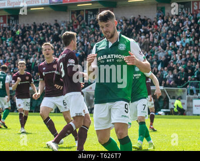 Edinburgh, Großbritannien. 28 Apr, 2019. Ladbrokes schottischen Premiereship - Hibernian v Herz von Midlothian. Easter Road Stadium, Edinburgh, Midlothian, Großbritannien. 28.04.2019. Bild zeigt: eine niedergeschlagene Hibs' Stürmer, Marc McNulty, nachdem er die Strafe, die seine Seite voran in der zweiten Hälfte als Hibs spielen Wirt zu Herzen an der Easter Road Stadium, Edinburgh Credit gesetzt haben würde: Ian Jacobs Credit: Ian Jacobs/Alamy leben Nachrichten Stockfoto