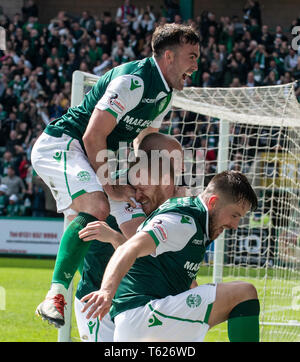 Edinburgh, Großbritannien. 28 Apr, 2019. Ladbrokes schottischen Premiereship - Hibernian v Herz von Midlothian. Easter Road Stadium, Edinburgh, Midlothian, Großbritannien. 28.04.2019. Bild zeigt: Hibs feiern, nachdem Kapitän Herzen', Christophe Berra, die Kugel steckt hinter seinen eigenen Keeper der Hauptseite die Leitung während der zweiten Hälfte als Hibs spielen Wirt zu Herzen zu geben bei Easter Road Stadium, Edinburgh Credit: Ian Jacobs Credit: Ian Jacobs/Alamy leben Nachrichten Stockfoto