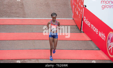 London, Großbritannien. 28. April 2019. Der London Marathon Rennen Ende auf der Mall in Westminster. Bild: Brigid Kosgei (KEN) gewinnt die Elite der Frauen beim Marathon in 2:18:20. Credit: Malcolm Park/Alamy Leben Nachrichten. Stockfoto