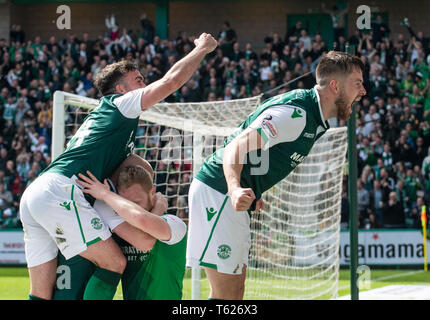 Edinburgh, Großbritannien. 28 Apr, 2019. Ladbrokes schottischen Premiereship - Hibernian v Herz von Midlothian. Easter Road Stadium, Edinburgh, Midlothian, Großbritannien. 28.04.2019. Bild zeigt: Hibs feiern, nachdem Kapitän Herzen', Christophe Berra, die Kugel steckt hinter seinen eigenen Keeper der Hauptseite die Leitung während der zweiten Hälfte als Hibs spielen Wirt zu Herzen zu geben bei Easter Road Stadium, Edinburgh Credit: Ian Jacobs Credit: Ian Jacobs/Alamy leben Nachrichten Stockfoto