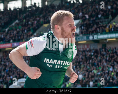 Edinburgh, Großbritannien. 28 Apr, 2019. Ladbrokes schottischen Premiereship - Hibernian v Herz von Midlothian. Easter Road Stadium, Edinburgh, Midlothian, Großbritannien. 28.04.2019. Bild zeigt: links eine ekstatische Hibs" Mittelfeldspieler, Daryl Horgan, feiert, nachdem Kapitän Herzen', Christophe Berra, sein Kreuz ins eigene Netz lenkt in der zweiten Hälfte als Hibs spielen Wirt zu Herzen an der Easter Road Stadium, Edinburgh Credit: Ian Jacobs Credit: Ian Jacobs/Alamy leben Nachrichten Stockfoto