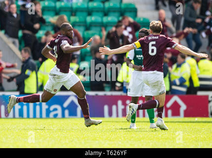 Edinburgh, Großbritannien. 28 Apr, 2019. Ladbrokes schottischen Premiereship - Hibernian v Herz von Midlothian. Easter Road Stadium, Edinburgh, Midlothian, Großbritannien. 28.04.2019. Bild zeigt: Herzen' Center-Forward, Uche Ikpeazu, feiert, nachdem er seine Seite der Ausgleichsladung Ziel in der zweiten Hälfte als Hibs spielen Wirt zu Herzen an der Easter Road Stadium, Edinburgh Credit: Ian Jacobs Credit: Ian Jacobs/Alamy leben Nachrichten Stockfoto