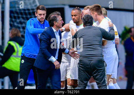 Sinsheim, Deutschland. 28 Apr, 2019. Fussball: Bundesliga 1899 Hoffenheim - VfL Wolfsburg, 31.Spieltag, in der PreZero Arena. Wolfsburg Trainer Bruno Labbadia (2. von links) jubelt mit dem Team über das Tor zum 1:1. Foto: Uwe Anspach/dpa - WICHTIGER HINWEIS: In Übereinstimmung mit den Anforderungen der DFL Deutsche Fußball Liga oder der DFB Deutscher Fußball-Bund ist es untersagt, zu verwenden oder verwendet Fotos im Stadion und/oder das Spiel in Form von Bildern und/oder Videos - wie Foto Sequenzen getroffen haben./dpa/Alamy leben Nachrichten Stockfoto