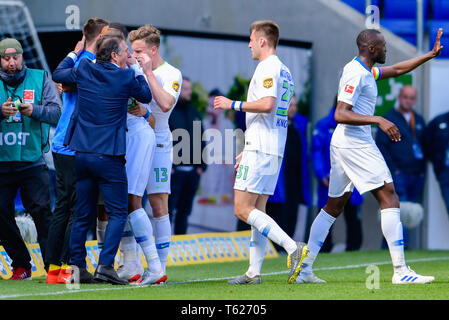 Sinsheim, Deutschland. 28 Apr, 2019. Fussball: Bundesliga 1899 Hoffenheim - VfL Wolfsburg, 31.Spieltag, in der PreZero Arena. Wolfsburg Trainer Bruno Labbadia (2. von links) jubelt mit dem Team über das Tor zum 1:1. Foto: Uwe Anspach/dpa - WICHTIGER HINWEIS: In Übereinstimmung mit den Anforderungen der DFL Deutsche Fußball Liga oder der DFB Deutscher Fußball-Bund ist es untersagt, zu verwenden oder verwendet Fotos im Stadion und/oder das Spiel in Form von Bildern und/oder Videos - wie Foto Sequenzen getroffen haben./dpa/Alamy leben Nachrichten Stockfoto