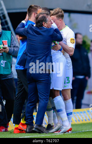 Sinsheim, Deutschland. 28 Apr, 2019. Fussball: Bundesliga 1899 Hoffenheim - VfL Wolfsburg, 31.Spieltag, in der PreZero Arena. Wolfsburgs Trainer Bruno Labbadia (vorne) jubelt mit dem Team über das Tor zum 1:1. Foto: Uwe Anspach/dpa - WICHTIGER HINWEIS: In Übereinstimmung mit den Anforderungen der DFL Deutsche Fußball Liga oder der DFB Deutscher Fußball-Bund ist es untersagt, zu verwenden oder verwendet Fotos im Stadion und/oder das Spiel in Form von Bildern und/oder Videos - wie Foto Sequenzen getroffen haben./dpa/Alamy leben Nachrichten Stockfoto