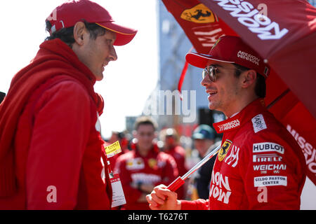 Baku, Aserbaidschan. 28 Apr, 2019. JOHN ELKANN, FIAT Chrysler automobiles Chairman und Charles Leclerc der Scuderia Ferrari Mission Worfeln vor dem Formel 1 Grand Prix in Baku Aserbaidschan Stadtkurs in Baku, Aserbaidschan. Credit: James Gasperotti/ZUMA Draht/Alamy leben Nachrichten Stockfoto