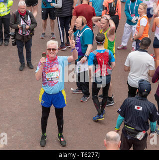 London, Großbritannien. 28 Apr, 2019. Virgin Money London Marathon 2019 Radiomoderator Chris Evans sammelt seine siegermedaille an der London Marathon Credit: Ian Davidson/Alamy leben Nachrichten Stockfoto