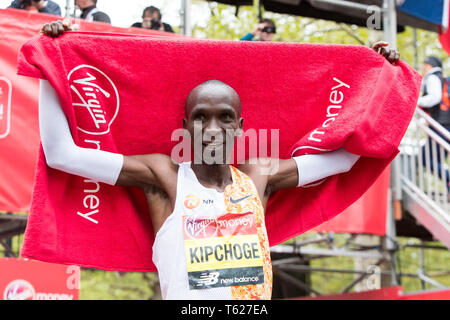 London, Großbritannien. 28 Apr, 2019. Kenias Eliud Kipchoge feiert nach erfolgreichen Rennen der Männer von 2019 London Marathon, in London, UK, 28. April 2019. Credit: Richard Washbrooke/Xinhua/Alamy leben Nachrichten Stockfoto