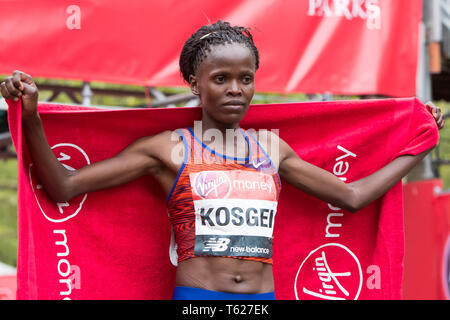 London, Großbritannien. 28 Apr, 2019. Kenias Brigid feiert Kosgei gewinnen die Frauen London Marathon, in London, UK, 28. April 2019. Credit: Richard Washbrooke/Xinhua/Alamy leben Nachrichten Stockfoto