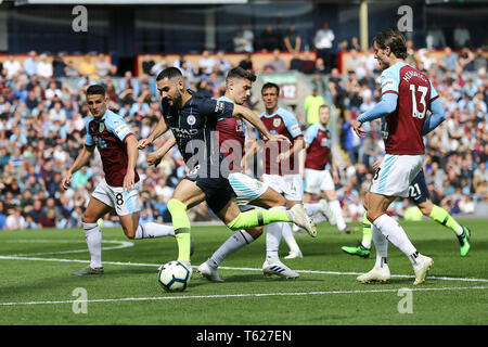 Burnley, Großbritannien. 28 Apr, 2019. Ilkay Gundogan von Manchester City führt vorbei an der Burmled Verteidigung. Premier League match, Burnley v Manchester City im Turf Moor in Burnley, Lancashire am Sonntag, den 28. April 2019. Dieses Bild dürfen nur für redaktionelle Zwecke verwendet werden. Nur die redaktionelle Nutzung, eine Lizenz für die gewerbliche Nutzung erforderlich. Keine Verwendung in Wetten, Spiele oder einer einzelnen Verein/Liga/player Publikationen. pic von Chris Stading/Andrew Orchard sport Fotografie/Alamy Live news Credit: Andrew Orchard sport Fotografie/Alamy leben Nachrichten Stockfoto