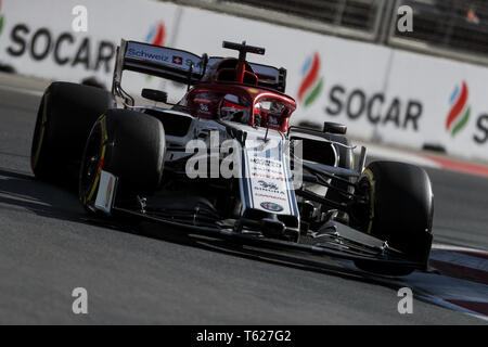 Baku, Aserbaidschan. 28 Apr, 2019. KIMI RÄIKKÖNEN von Alfa Romeo Racing Laufwerke während des Formel 1 Grand Prix in Baku Aserbaidschan Stadtkurs in Baku, Aserbaidschan. Credit: James Gasperotti/ZUMA Draht/Alamy leben Nachrichten Stockfoto