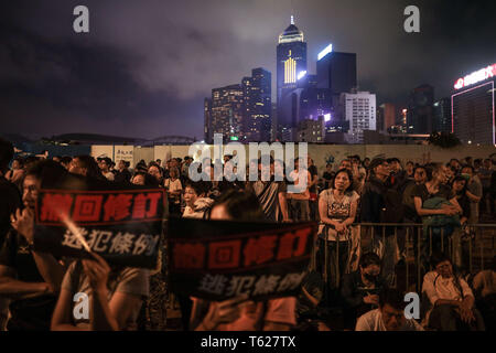 Hongkong, China. 28 Apr, 2019. Demonstranten gesehen Holding Banner während des Protestes. Schätzungsweise 130.000 Demonstranten marschierten hinunter Hong Kong's Hauptstraße gegen neue Auslieferungsrecht vorgeschlagenen Änderungen in Hongkong zu protestieren. Die änderungen würden die Regierung von Hongkong Flüchtlinge nach China und in andere Länder, mit denen Hongkong hat keine vorherigen Auslieferungsvereinbarungen zu übertragen. Der Vorschlag ist mit einem ungewöhnlich breiten Widerstand und ist mit erheblichen Widerstand in der Legislative der Stadt. Credit: ZUMA Press, Inc./Alamy leben Nachrichten Stockfoto