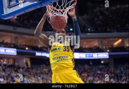 Berlin, Deutschland. 28 Apr, 2019. Basketball: ALBA Berlin - Bundesliga, FC Bayern München, Hauptrunde, am 30. Spieltag in der Mercedes-Benz Arena. Landry Nnoko von Alba wirft einen Korb. Quelle: dpa Picture alliance/Alamy leben Nachrichten Stockfoto