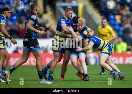 Halliwell Jones Stadium, Warrington, Großbritannien. 28 Apr, 2019. Betfred Super League Rugby, Warrington Wolves gegen Huddersfield Riesen; Matty Englisch von Huddersfield Riesen in Angriff genommen wird: Aktion plus Sport/Alamy leben Nachrichten Stockfoto