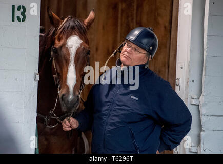 Louisville, Kentucky, USA. 28 Apr, 2019. LOUISVILLE, Kentucky - 28. April: Trainer Bill Mott in der Scheune des Churchill Downs in Louisville, Kentucky am 28. April 2019. Scott Serio/Eclipse Sportswire/CSM/Alamy leben Nachrichten Stockfoto