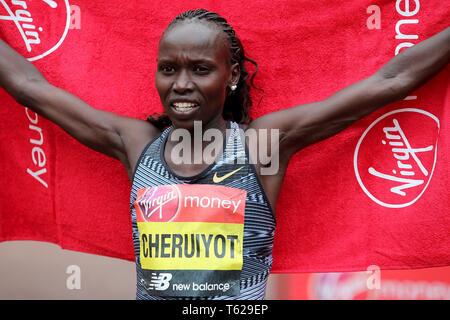 London, Großbritannien. 28. April 2019. Vivian Cherulyot während der Virgin Money London Marathon am Sonntag, den 28. April 2019. Credit: MI Nachrichten & Sport/Alamy leben Nachrichten Stockfoto
