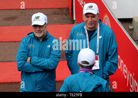 London, Großbritannien. 28. April 2019. Freiwillige während der Virgin Money London Marathon am Sonntag, den 28. April 2019. Credit: MI Nachrichten & Sport/Alamy leben Nachrichten Stockfoto