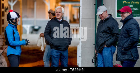 Louisville, Kentucky, USA. 28 Apr, 2019. LOUISVILLE, Kentucky - 28. April: Trainer Bob Baffert hält Gericht während der Morgen Training auf Churchill Downs in Louisville, Kentucky am 28. April 2019. Scott Serio/Eclipse Sportswire/CSM/Alamy leben Nachrichten Stockfoto