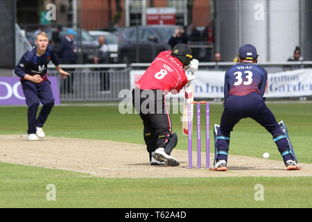 Lancashire, UK. 28 Apr, 2019. Matt Parkinson Bowling zu Ben Mike während der Royal London eintägiger Pokalspiel zwischen dem Lancashire v Leicestershire Füchse im Emirates Old Trafford Cricket Ground, Manchester, England am 28. April 2019. Foto von John Mallett. Nur die redaktionelle Nutzung, eine Lizenz für die gewerbliche Nutzung erforderlich. Keine Verwendung in Wetten, Spiele oder einer einzelnen Verein/Liga/player Publikationen. Credit: UK Sport Pics Ltd/Alamy leben Nachrichten Stockfoto