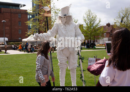 Stratford-upon-Avon, Großbritannien. 28. April 2019. Shakespeare's Ghost, Engländer. Der letzte Tag der U K 2. lebende Statue Wettbewerb in Bancroft Gärten, die über das Wochenende gehalten worden ist, als Teil des Shakespeare 455th Geburtstag feiern eine einzigartige Veranstaltung einige der besten Künstler. Credit: Keith J Smith./Alamy leben Nachrichten Stockfoto