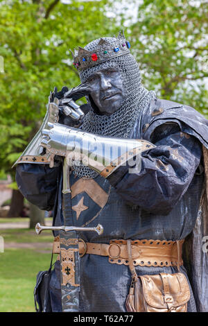 Stratford-upon-Avon, Großbritannien. 28. April 2019. König Richard, Tschechisch. Der letzte Tag der U K 2. lebende Statue Wettbewerb in Bancroft Gärten, die über das Wochenende gehalten worden ist, als Teil des Shakespeare 455th Geburtstag feiern eine einzigartige Veranstaltung einige der besten Künstler. Credit: Keith J Smith./Alamy leben Nachrichten Stockfoto