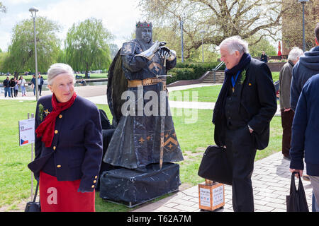 Stratford-upon-Avon, Großbritannien. 28. April 2019. König Richard, Tschechisch. Der letzte Tag der U K 2. lebende Statue Wettbewerb in Bancroft Gärten, die über das Wochenende gehalten worden ist, als Teil des Shakespeare 455th Geburtstag feiern eine einzigartige Veranstaltung einige der besten Künstler. Credit: Keith J Smith./Alamy leben Nachrichten Stockfoto