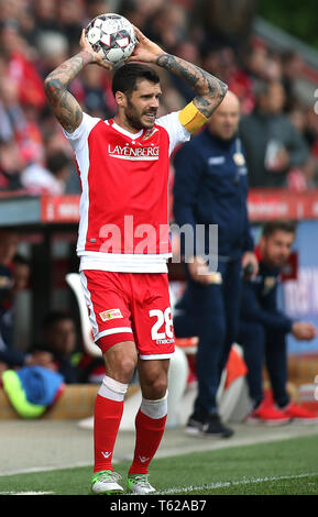 Berlin, Deutschland. 28 Apr, 2019. 2. Fussball Bundesliga, 1.FC Union Berlin - Hamburger SV, 31. Spieltag. Berliner Christopher Trimmel wirft den Ball in. Credit: Andreas Gora/dpa - WICHTIGER HINWEIS: In Übereinstimmung mit den Anforderungen der DFL Deutsche Fußball Liga oder der DFB Deutscher Fußball-Bund ist es untersagt, zu verwenden oder verwendet Fotos im Stadion und/oder das Spiel in Form von Bildern und/oder Videos - wie Foto Sequenzen getroffen haben./dpa/Alamy leben Nachrichten Stockfoto