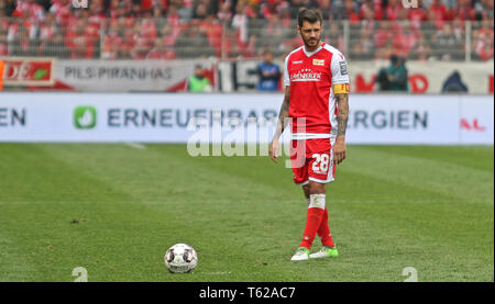 Berlin, Deutschland. 28 Apr, 2019. 2. Fussball Bundesliga, 1.FC Union Berlin - Hamburger SV, 31. Spieltag. Berliner Christopher Trimmel ist bereit für einen Elfmeter. Credit: Andreas Gora/dpa - WICHTIGER HINWEIS: In Übereinstimmung mit den Anforderungen der DFL Deutsche Fußball Liga oder der DFB Deutscher Fußball-Bund ist es untersagt, zu verwenden oder verwendet Fotos im Stadion und/oder das Spiel in Form von Bildern und/oder Videos - wie Foto Sequenzen getroffen haben./dpa/Alamy leben Nachrichten Stockfoto