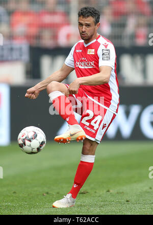Berlin, Deutschland. 28 Apr, 2019. 2. Fussball Bundesliga, 1.FC Union Berlin - Hamburger SV, 31. Spieltag. Berliner Manuel Schmiedebach spielt den Ball. Credit: Andreas Gora/dpa - WICHTIGER HINWEIS: In Übereinstimmung mit den Anforderungen der DFL Deutsche Fußball Liga oder der DFB Deutscher Fußball-Bund ist es untersagt, zu verwenden oder verwendet Fotos im Stadion und/oder das Spiel in Form von Bildern und/oder Videos - wie Foto Sequenzen getroffen haben./dpa/Alamy leben Nachrichten Stockfoto