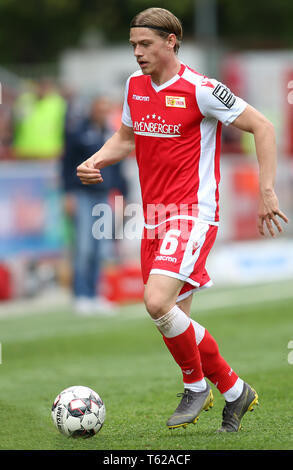 Berlin, Deutschland. 28 Apr, 2019. 2. Fussball Bundesliga, 1.FC Union Berlin - Hamburger SV, 31. Spieltag. Berliner Julian Ryerson läuft der Ball über das Spielfeld. Credit: Andreas Gora/dpa - WICHTIGER HINWEIS: In Übereinstimmung mit den Anforderungen der DFL Deutsche Fußball Liga oder der DFB Deutscher Fußball-Bund ist es untersagt, zu verwenden oder verwendet Fotos im Stadion und/oder das Spiel in Form von Bildern und/oder Videos - wie Foto Sequenzen getroffen haben./dpa/Alamy leben Nachrichten Stockfoto
