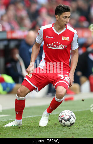 Berlin, Deutschland. 28 Apr, 2019. 2. Fussball Bundesliga, 1.FC Union Berlin - Hamburger SV, 31. Spieltag. Berliner Robert Zulj läuft der Ball über das Spielfeld. Credit: Andreas Gora/dpa - WICHTIGER HINWEIS: In Übereinstimmung mit den Anforderungen der DFL Deutsche Fußball Liga oder der DFB Deutscher Fußball-Bund ist es untersagt, zu verwenden oder verwendet Fotos im Stadion und/oder das Spiel in Form von Bildern und/oder Videos - wie Foto Sequenzen getroffen haben./dpa/Alamy leben Nachrichten Stockfoto