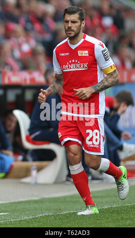 Berlin, Deutschland. 28 Apr, 2019. 2. Fussball Bundesliga, 1.FC Union Berlin - Hamburger SV, 31. Spieltag. Berliner Christopher Trimmel läuft über das Spielfeld. Credit: Andreas Gora/dpa - WICHTIGER HINWEIS: In Übereinstimmung mit den Anforderungen der DFL Deutsche Fußball Liga oder der DFB Deutscher Fußball-Bund ist es untersagt, zu verwenden oder verwendet Fotos im Stadion und/oder das Spiel in Form von Bildern und/oder Videos - wie Foto Sequenzen getroffen haben./dpa/Alamy leben Nachrichten Stockfoto