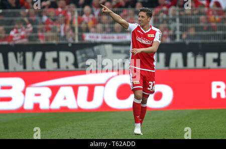 Berlin, Deutschland. 28 Apr, 2019. 2. Fussball Bundesliga, 1.FC Union Berlin - Hamburger SV, 31. Spieltag. Berliner Robert Zulj läuft über das Feld zujubeln. Credit: Andreas Gora/dpa - WICHTIGER HINWEIS: In Übereinstimmung mit den Anforderungen der DFL Deutsche Fußball Liga oder der DFB Deutscher Fußball-Bund ist es untersagt, zu verwenden oder verwendet Fotos im Stadion und/oder das Spiel in Form von Bildern und/oder Videos - wie Foto Sequenzen getroffen haben./dpa/Alamy leben Nachrichten Stockfoto