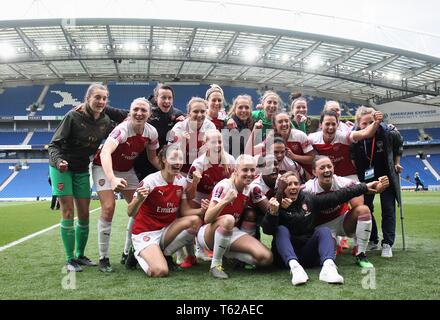 Brighton, UK. 28. April 2019. Arsenal Team nach dem Gewinn der Liga Tüttel während der Frauen Super League Match zwischen Brighton und Hove Albion und Arsenal an Amex Stadion, Brighton am 28 Apr 2019 in Brighton, England Credit: Aktion Foto Sport/Alamy leben Nachrichten Stockfoto