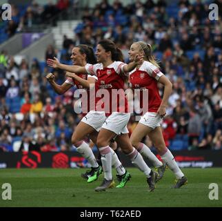 Brighton, UK. 28. April 2019. Danielle van de Donk von Arsenal feiern ihr Ziel während der Frauen Super League Match zwischen Brighton und Hove Albion und Arsenal an Amex Stadion, Brighton am 28 Apr 2019 in Brighton, England Credit: Aktion Foto Sport/Alamy leben Nachrichten Stockfoto