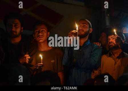 Srinagar, Jammu und Kaschmir, Indien. 28 Apr, 2019. Kaschmir schiitische Muslime gesehen halten Kerzen während eine Kerze Protest in Srinagar. schiitische Demonstranten hielten eine kerzenlicht Mahnwache in Srinagar gegen die Exekution von 37 Personen in Saudi-Arabien. Nach Saudi Press Agency, die ausgeführt wurden beschuldigt, der "Bildung einer terroristischen Zelle'' und Angriff auf eine Sicherheit Outpost, das Töten einer Anzahl von Polizeibeamten. Kredit Idrees: Abbas/SOPA Images/ZUMA Draht/Alamy leben Nachrichten Stockfoto