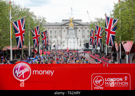 London, Großbritannien. 28. April 2019. Über 40.000 Menschen im Jahr 2019 Virgin Money London Marathon. Credit: Dinendra Haria/Alamy leben Nachrichten Stockfoto