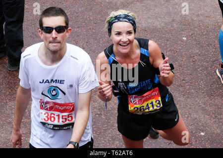 London, Großbritannien. 28. April 2019. Helen Skelton am Ende der 2019 London Marathon. Über 40.000 Menschen im Jahr 2019 Virgin Money London Marathon. Credit: Dinendra Haria/Alamy leben Nachrichten Stockfoto
