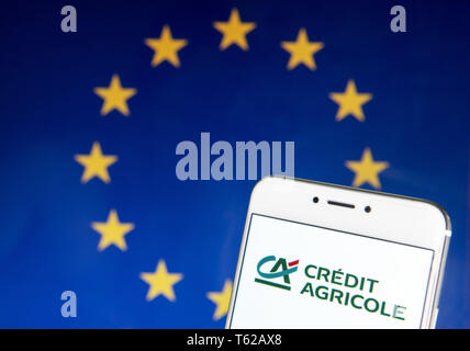 Hong Kong. 21 Apr, 2019. In diesem Foto Illustration der Weltgrößte kooperative Finanzinstitut Crédit Agricole Logo auf einem Android mobiles Gerät mit der Europäischen Union (EU) Flagge im Hintergrund zu sehen ist. Credit: Budrul Chukrut/SOPA Images/ZUMA Draht/Alamy leben Nachrichten Stockfoto